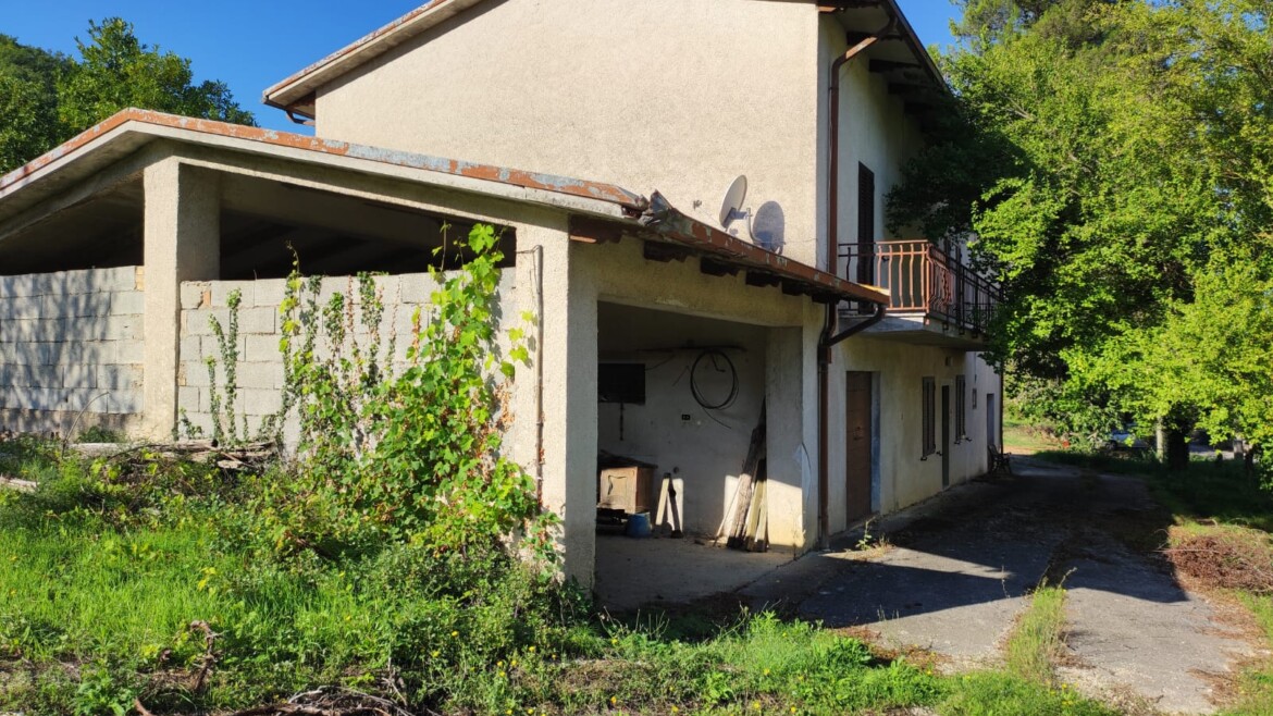 CASALE CON UN ETTARO DI TERRENO E PIANO DI RECUPERO