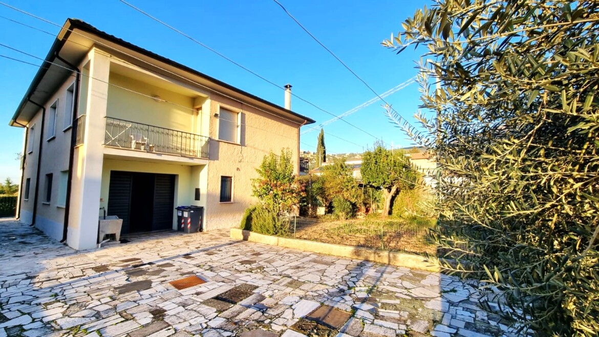 CASA SINGOLA CON FONDI E GIARDINO DI CIRCA 400 MQ