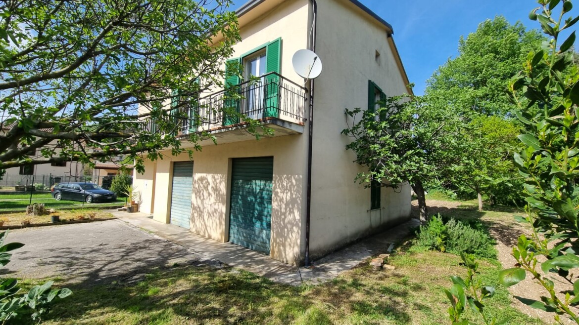 CASA SINGOLA CON TRE CAMERE, RUSTICO, CANTINA, DUE GARAGES E GIARDINO DI CA. 700 MQ