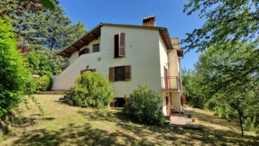 CASA SINGOLA CON DUE UNITA’ ABITATIVE, GARAGE E TERRENO